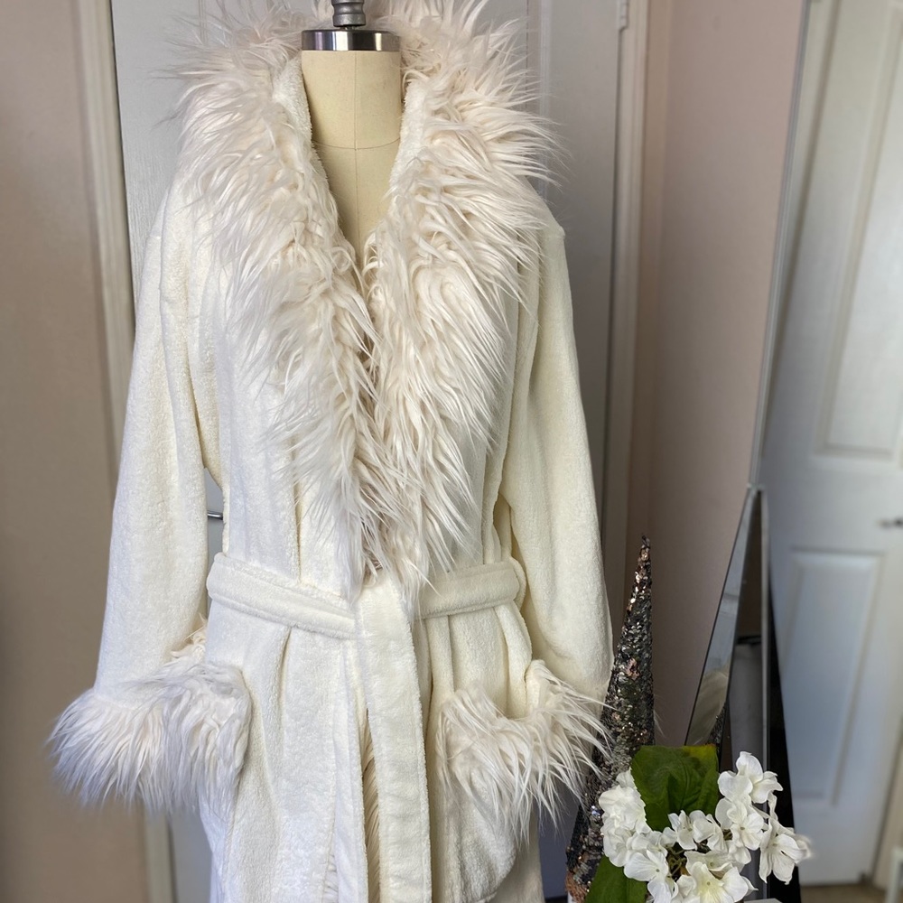 FAUX FUR HOODED ROBE